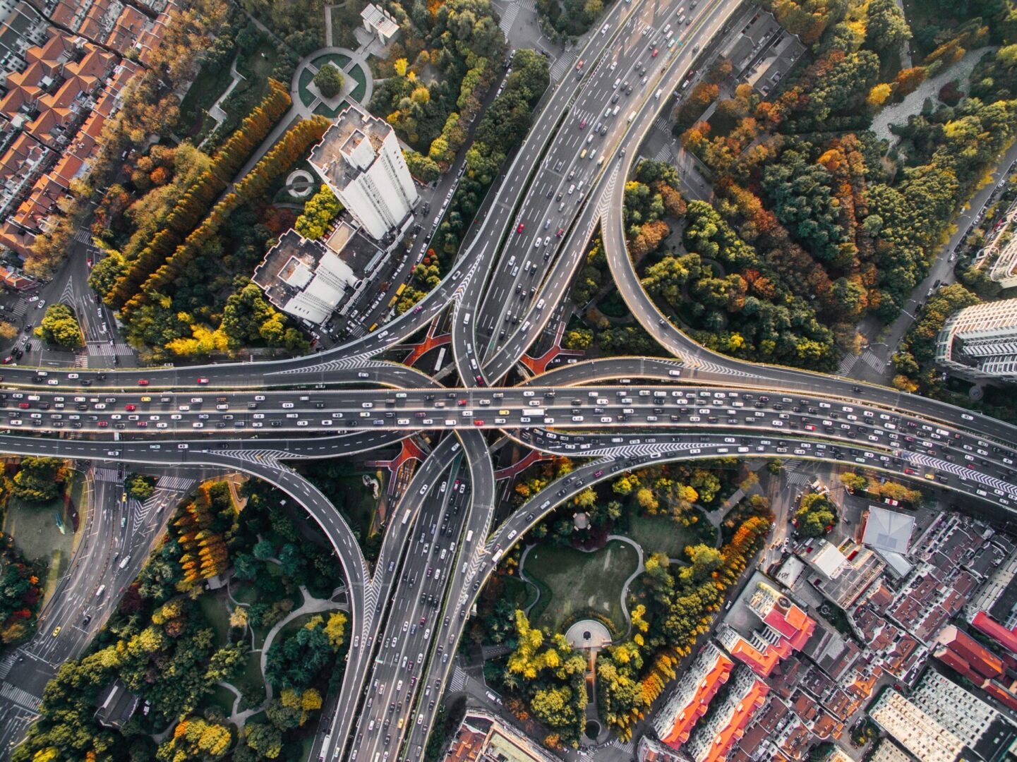 A bird 's eye view of an intersection with many cars.